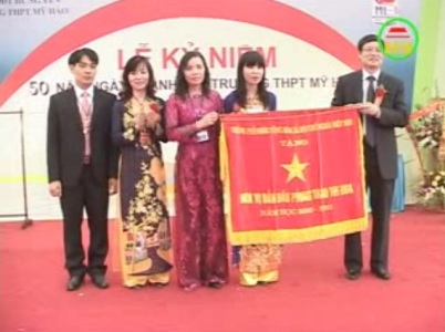 Trường THPT Mỹ Hào, tỉnh Hưng Yên đón nhận cờ thi đua của Chính phủ